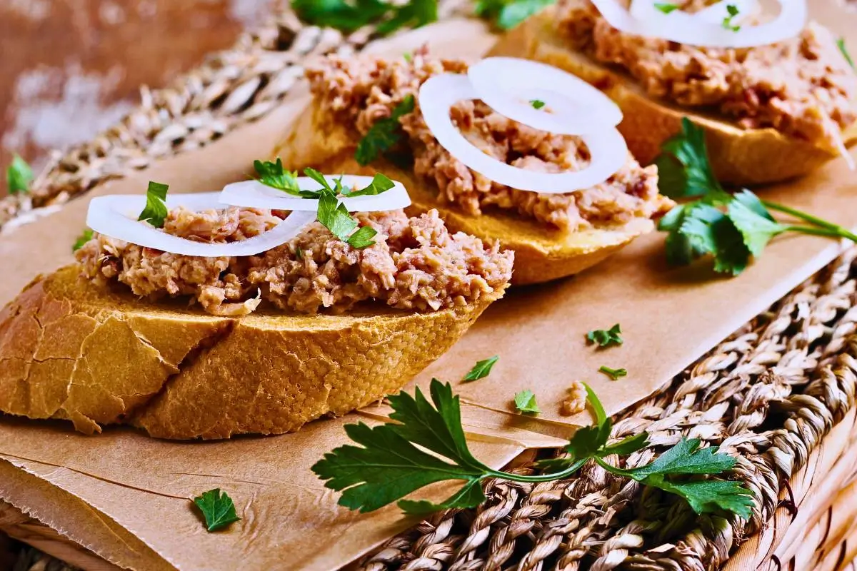 Delicie-se com Crostini de Atum, Sabor e Elegância!