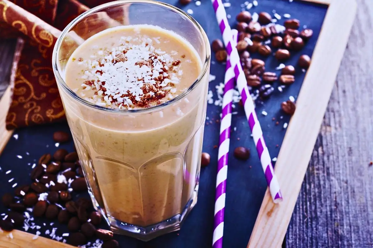Iced Coffee com Cacau e Banana: O Toque Tropical que Faltava no seu Dia!