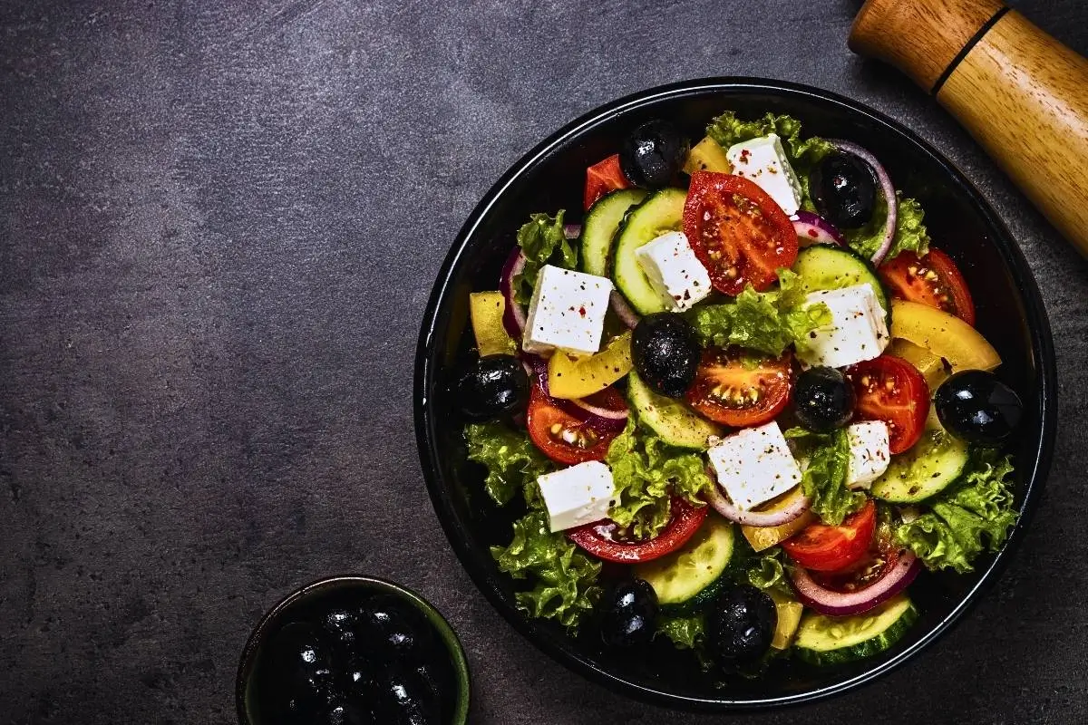 Embarque numa Aventura de Sabor com a Clássica Salada Mediterrânea!