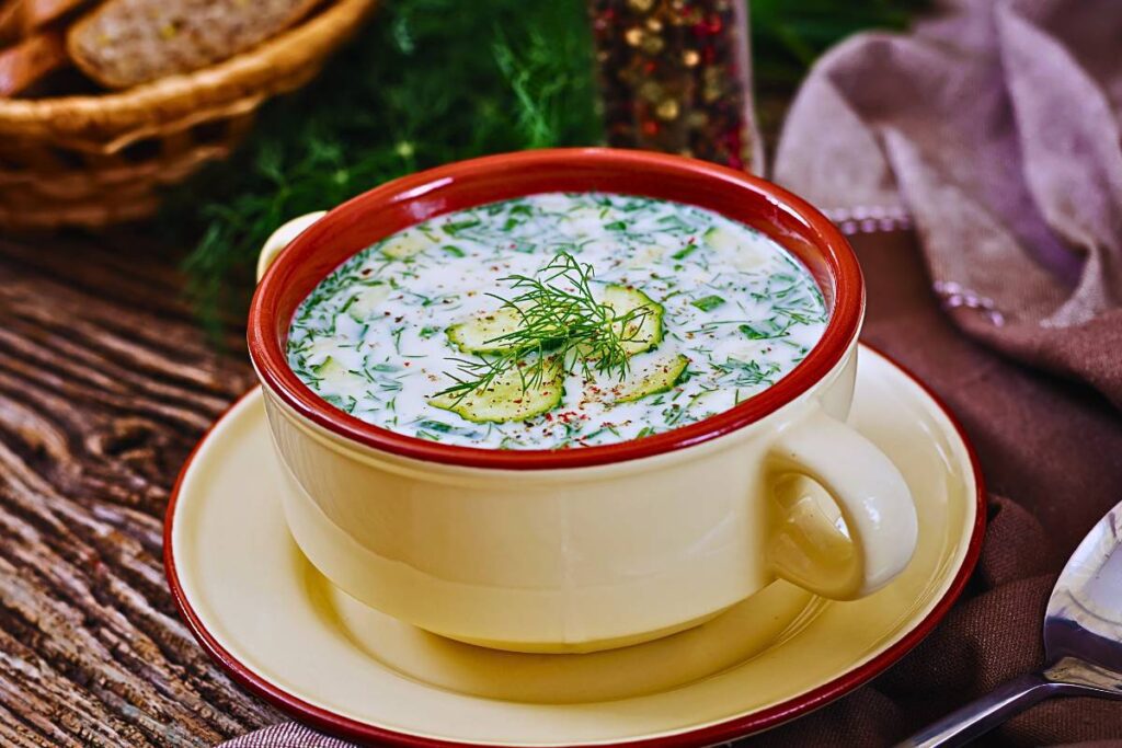 Revitalize seus Dias com a Sopa Fria de Pepino e Iogurte: Uma Mistura Perfeita de Frescor e Nutrição!