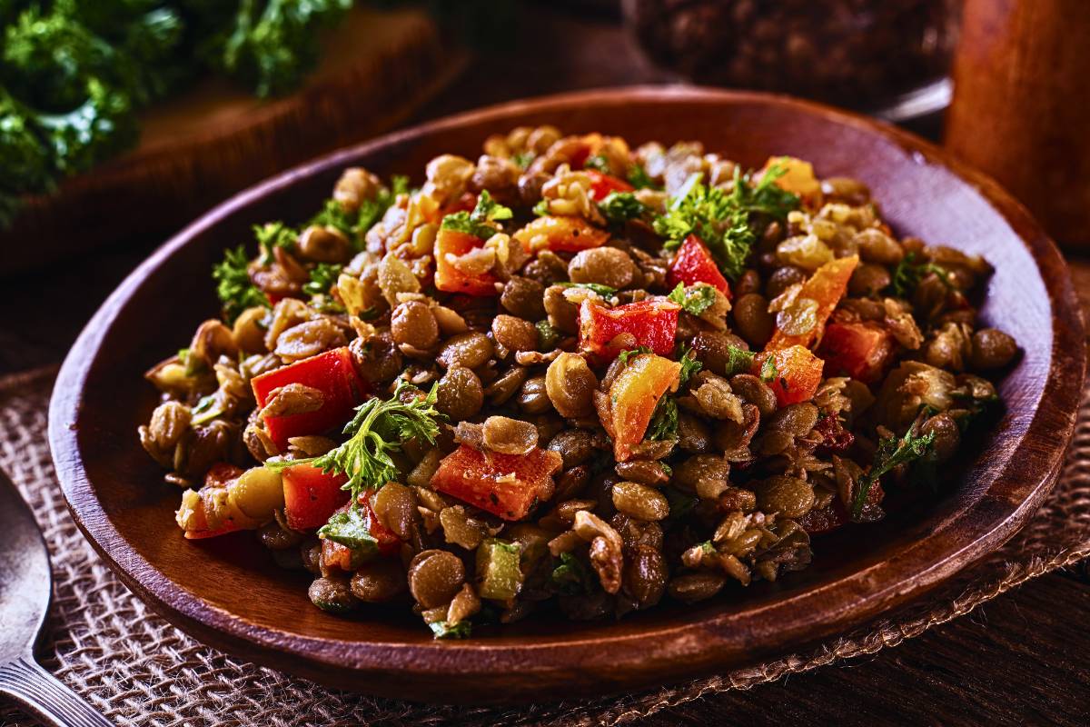 Transforme Sua Refeição: Salada de Lentilhas com Tomate e Feta!