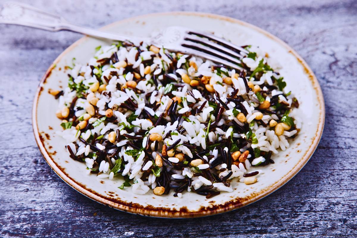 Descubra o Sabor Único: Salada de Arroz Selvagem com Nozes!