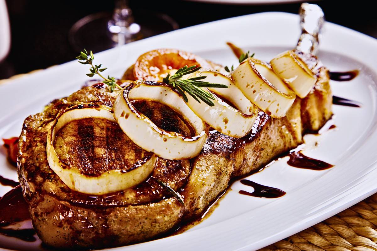 Transforme o Jantar em uma Experiência Gourmet com o Bife de Acém e Molho de Cebola Roxa!