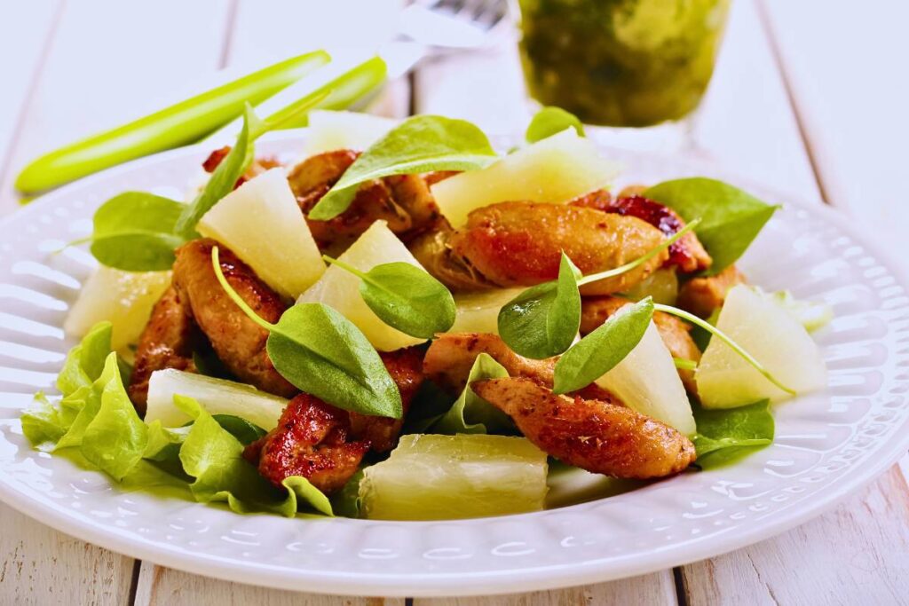 Transforme sua Refeição em uma Experiência Única com a Salada de Frango com Abacaxi Grelhado: Uma Composição Perfeita de Sabores!