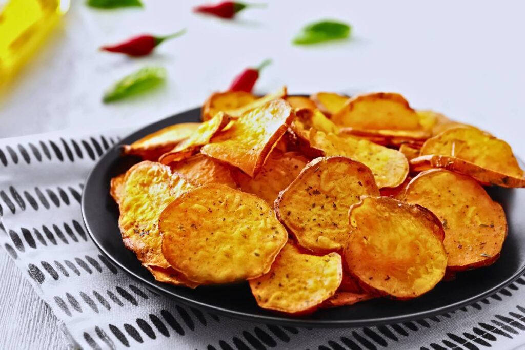 Entre na Onda Saudável com Chips de Batata Doce Assados: Uma Opção Crocante e Deliciosa para Petiscar!