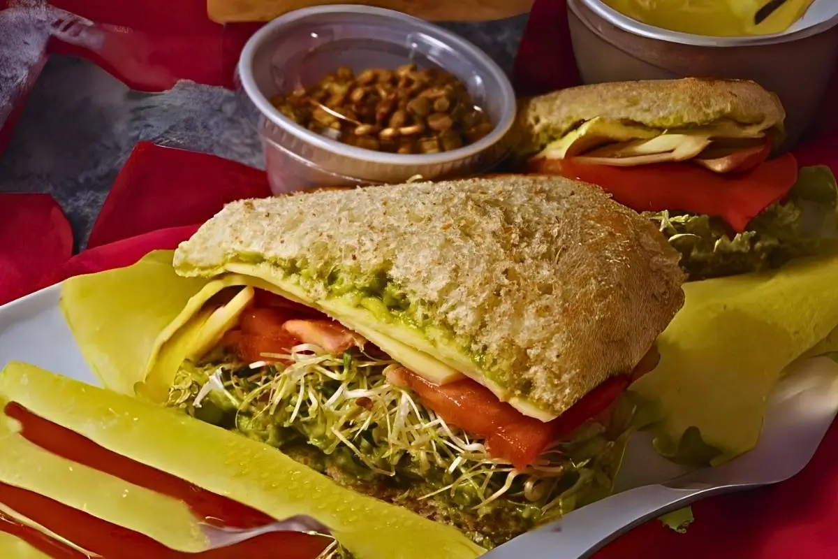 Sabor e Saúde: Descubra o Sanduíche Natural de Frango com Maionese de Abacate!
