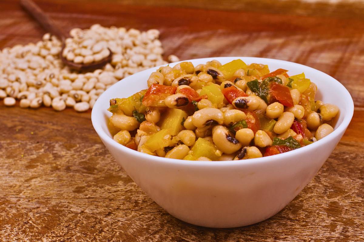 Salada de Feijão Fradinho com Bacalhau: Uma Explosão de Sabor!