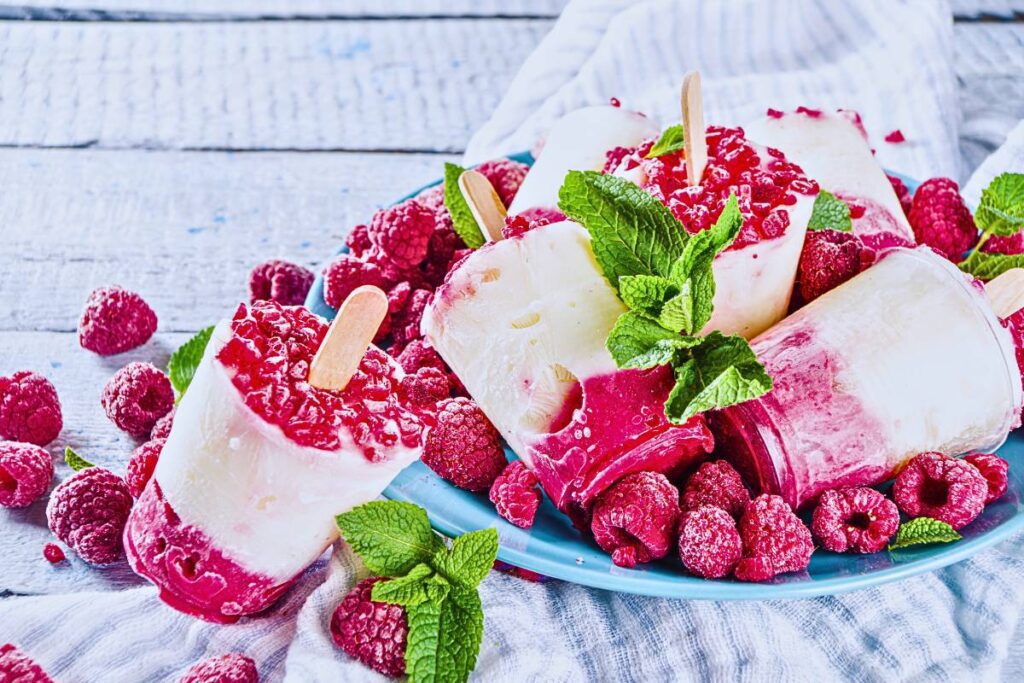 Experimente a Combinação Perfeita de Saúde e Sabor com Popsicles de Iogurte e Frutas: Uma Alegria em Cada Mordida!