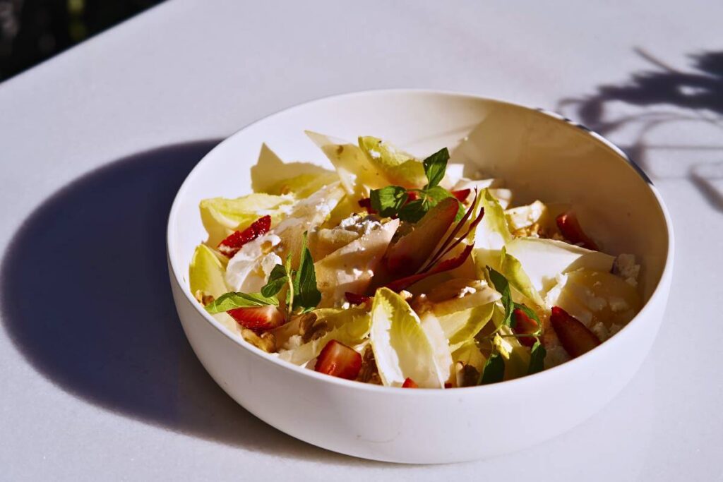 Salada de Endívias com Nozes e Queijo Azul: Uma Combinação Perfeita para Refeições Leves e Sofisticadas!