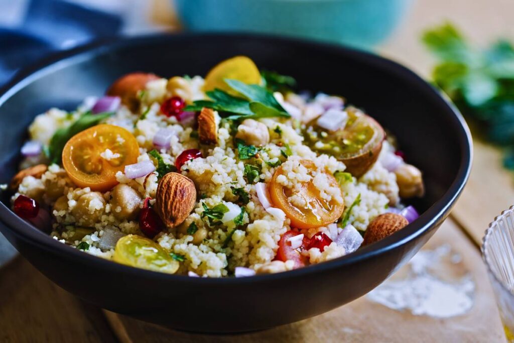 Embarque numa Jornada Gastronômica com a Salada de Couscous com Romã: Um Prato Colorido e Nutritivo!