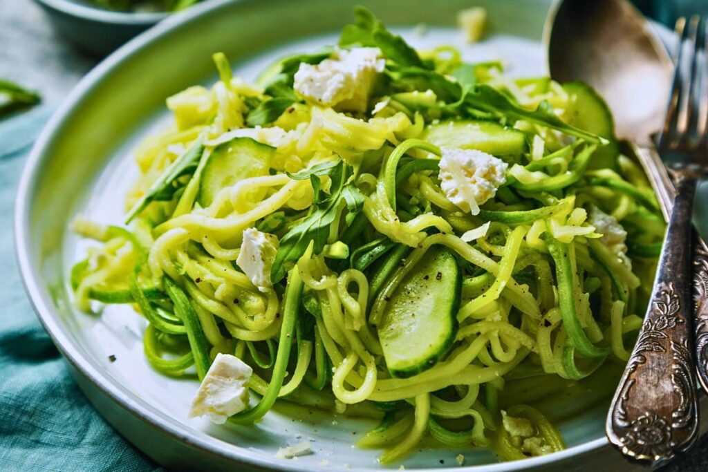 Desperte Seus Sentidos com o Espaguete de Abobrinha ao Pesto: Uma Explosão de Sabores Saudáveis e Refrescantes!