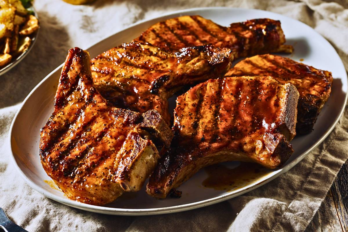 Sabor Sensacional: Costeletas de Porco Marinadas e Grelhadas!