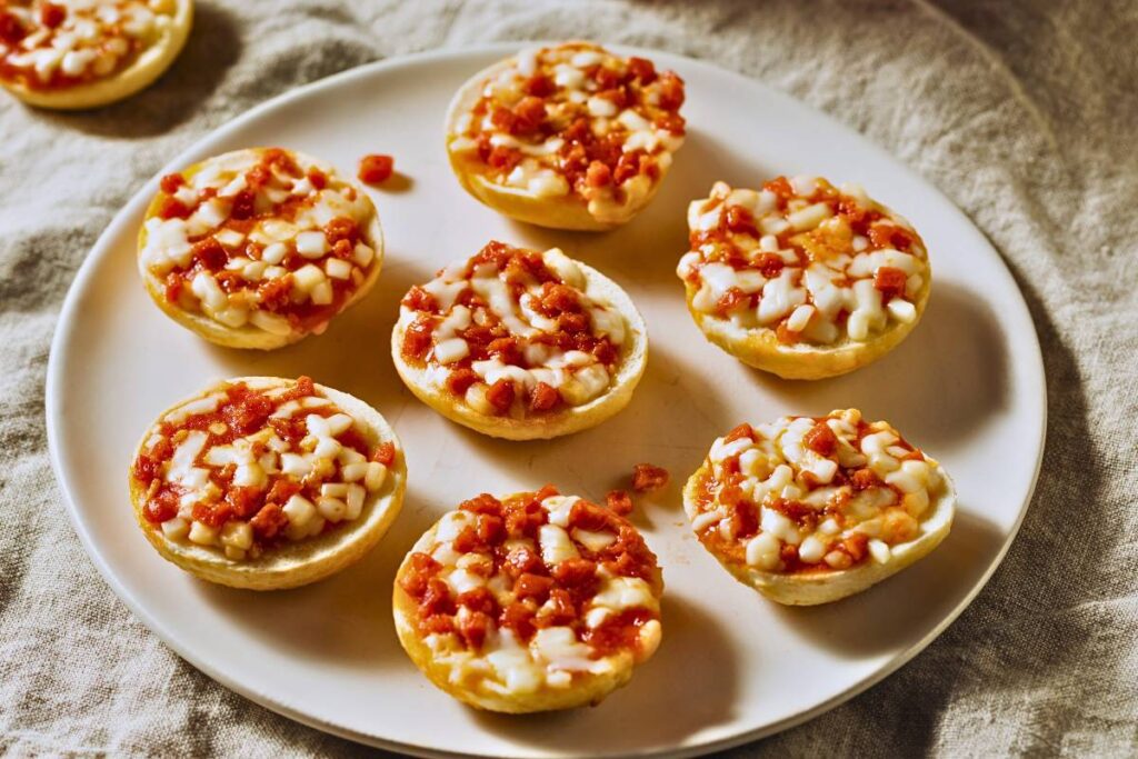 Mini Pizzas com Massa de Iogurte: A Inovação que Faltava na Sua Cozinha!