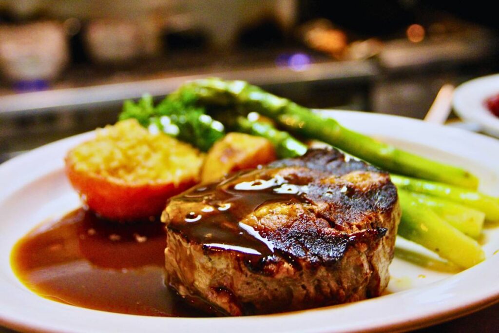 Embarque numa Jornada de Sabor com o Bife de Lombo de Cowboy ao Molho Barbecue: Uma Receita de Dar Água na Boca!