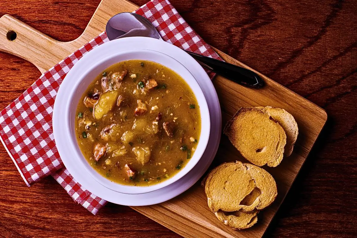 Descubra a Sopa de Mandioca com Linguiça: Uma Jornada de Sabores!