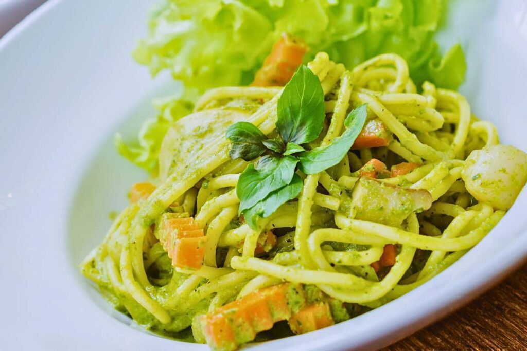 Descubra a Leveza e o Sabor do Espaguete de Cenoura ao Molho Pesto: Uma Receita Surpreendente e Nutritiva!
