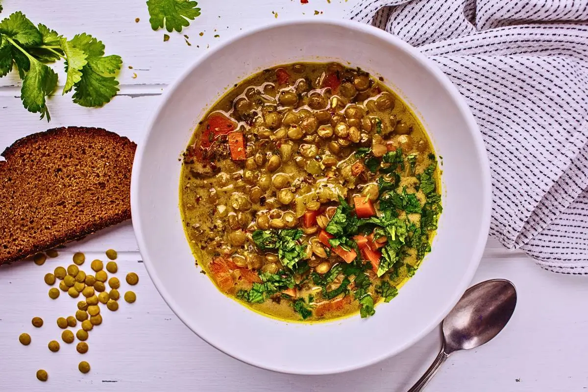 Sopa de Lentilha com Legumes: Um Caloroso Abraço em Cada Colherada!