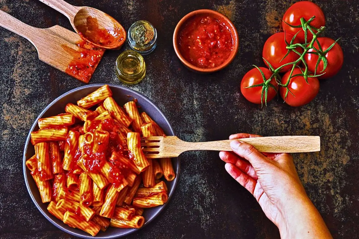 Macarrão com Molho de Tomate Fresco: Uma Viagem Gastronômica!