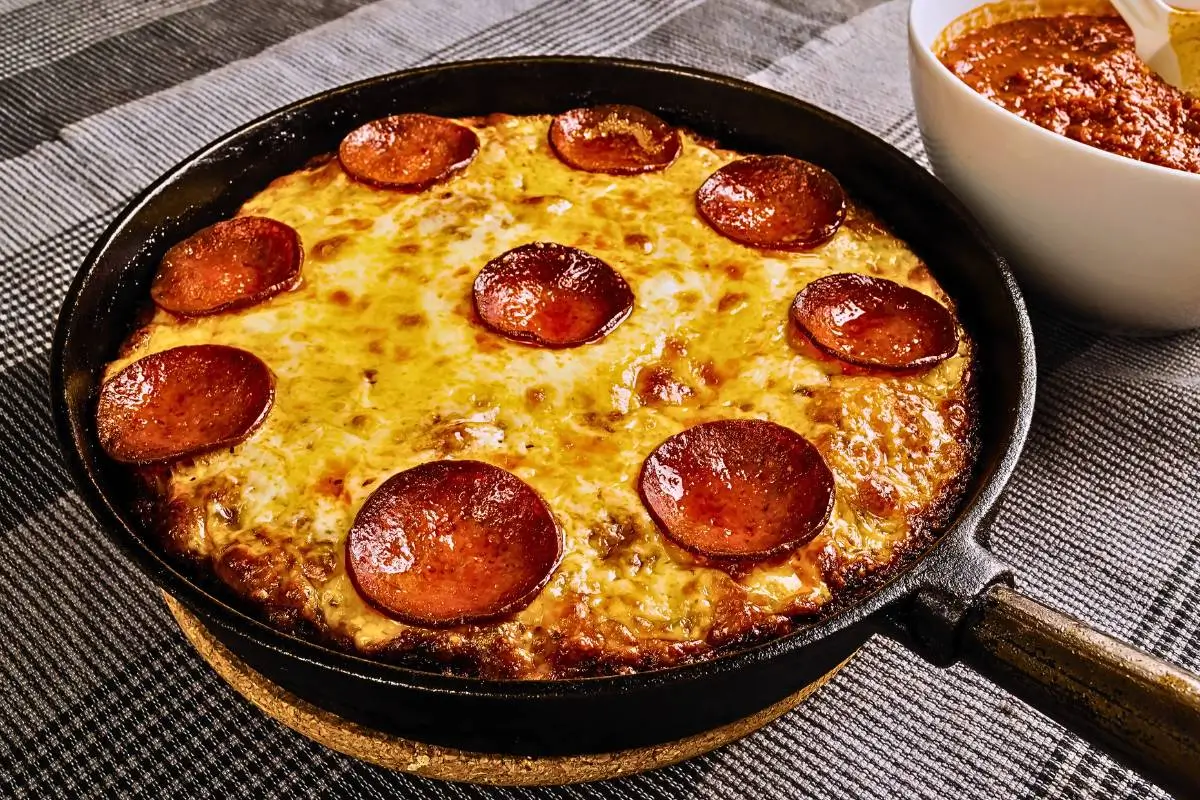 Surpreenda-se com o Sabor da Pizza de Frigideira Caseira!
