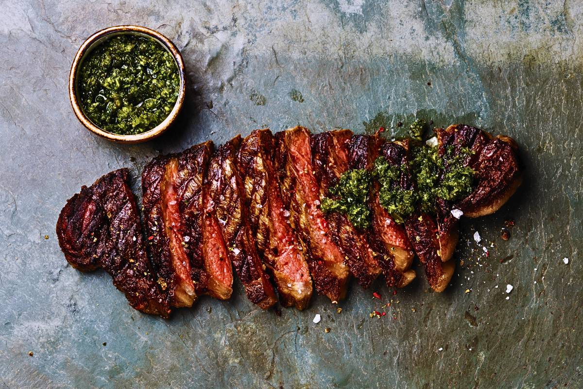 Revigore Seu Paladar com Bife de Chorizo e Irresistível Molho de Hortelã!