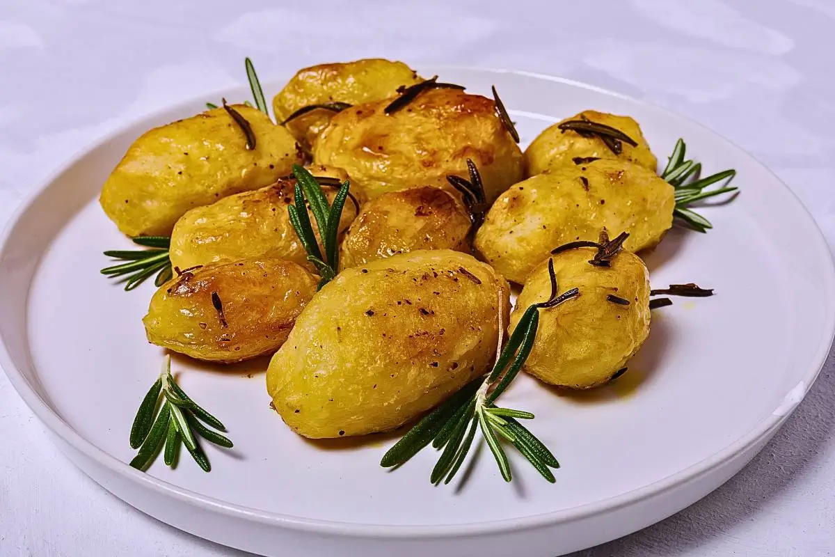 Descubra o Irresistível Sabor das Batatas Assadas com Alecrim!