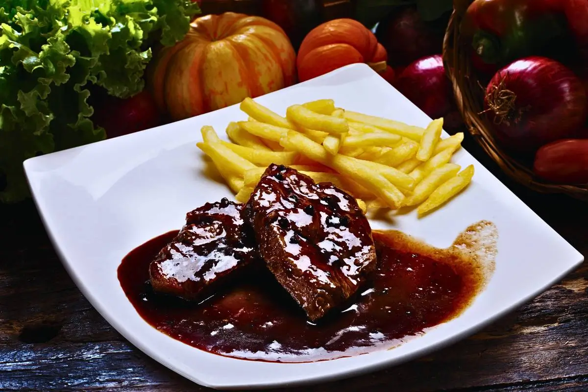 Carne com Molho de Vinho e Alho Poró: Um Toque Gourmet no Seu Jantar! Um Prato Principal Elegante para Impressionar em Qualquer Ocasião!