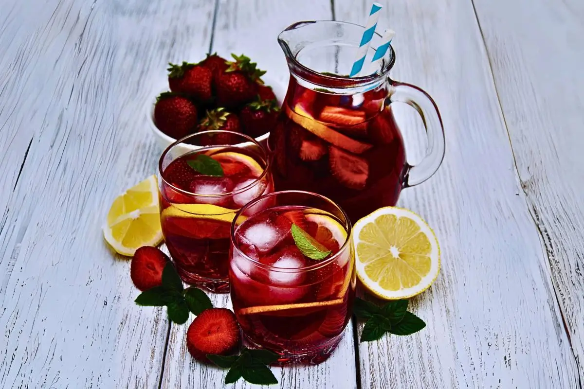 Surpreenda-se com a Irresistível Pink Lemonade de Frutas Vermelhas e Hortelã!