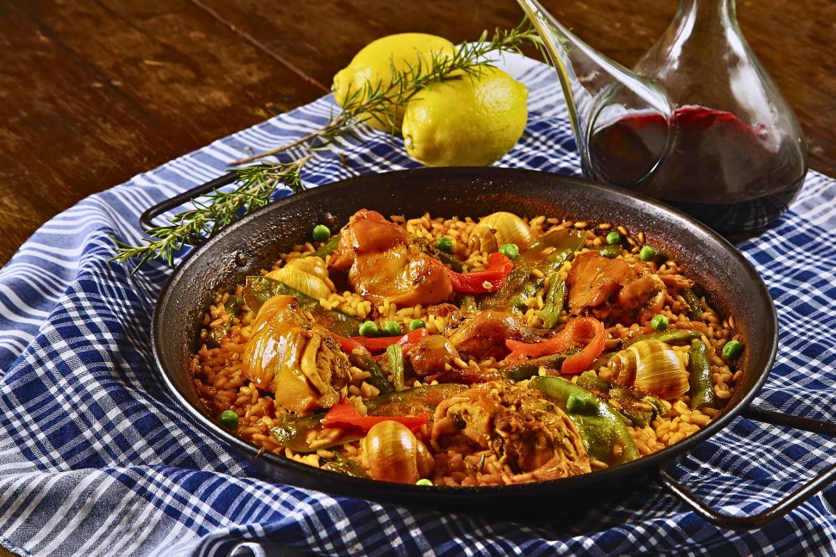 Sabor e Tradição: Paella de Frutos do Mar com Açafrão! Descubra!