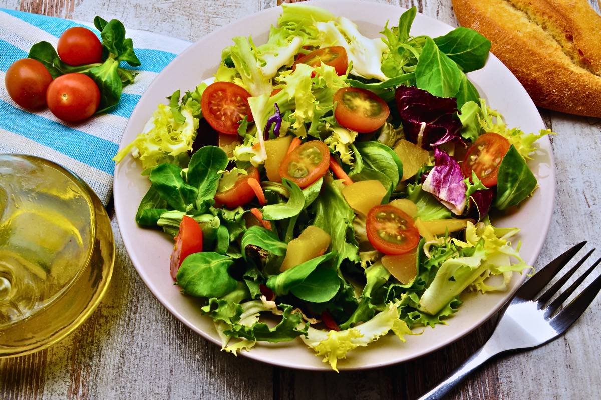 Salada de folhas com carambola: Um Toque Tropical no Seu Dia!