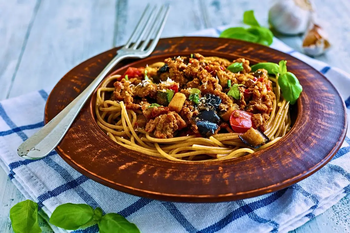 Espaguete ao Molho de Berinjela: Sabor Intenso em Cada Garfada!