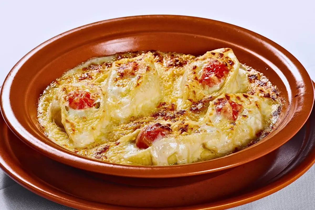 Conchiglione de Salmão à Mediterrânea Gratinado: Elegância e Sabor em Cada Garfada!