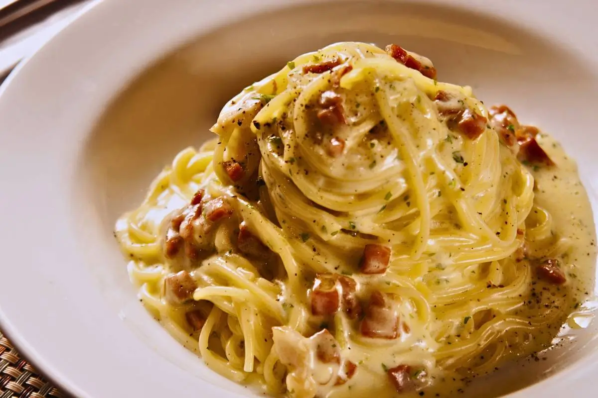 Renove suas Refeições com Espaguete à Carbonara Irresistível!