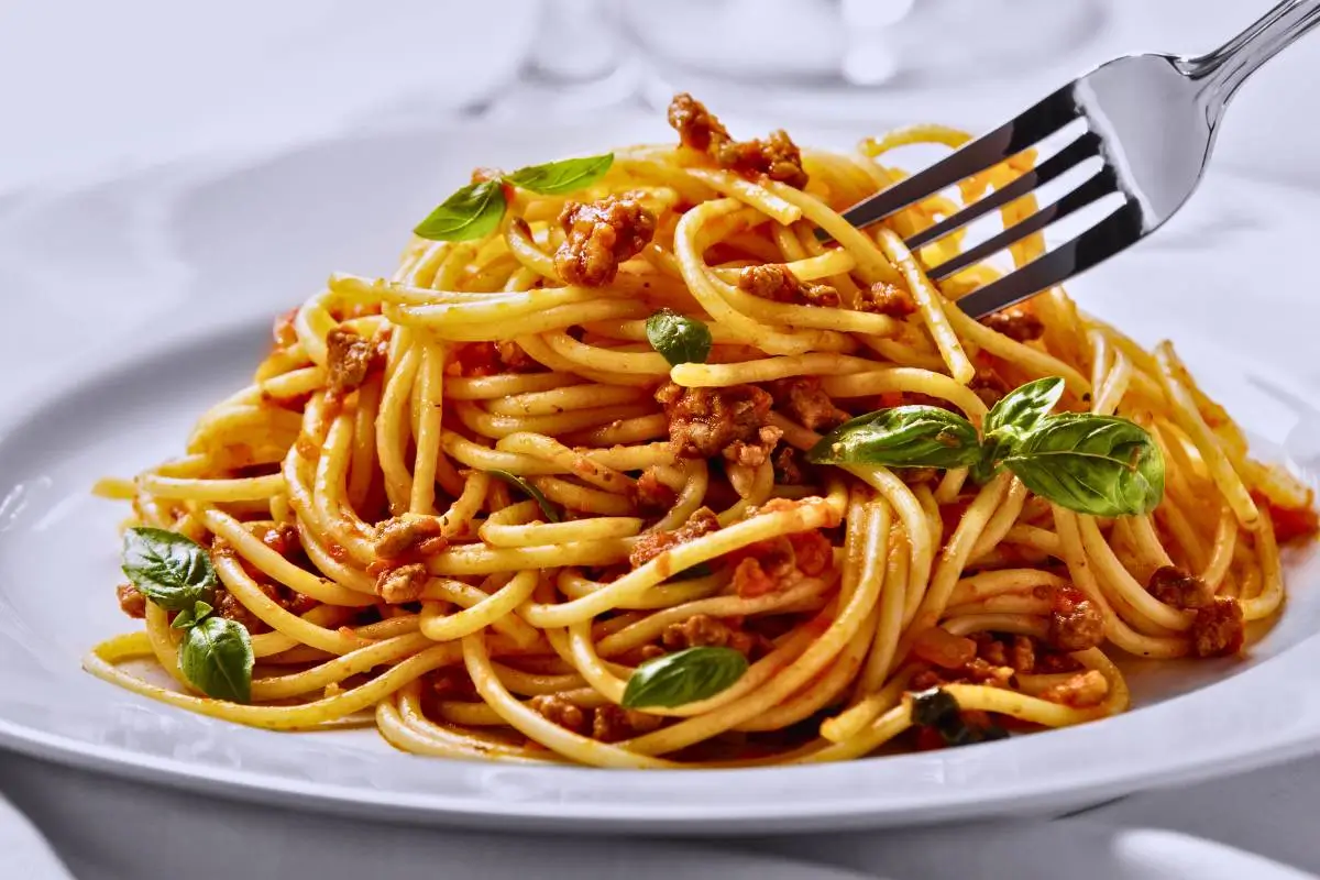 Espaguete de Soja com Molho de Tomate e Manjericão: Um Toque Gourmet no Seu Jantar!