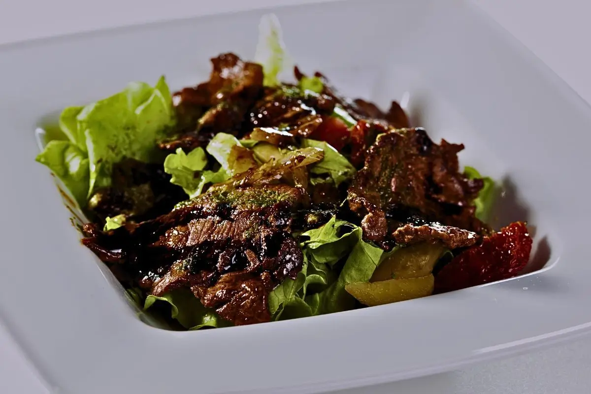 Salada de Carne: A Receita Perfeita para uma Refeição Leve e Saborosa!