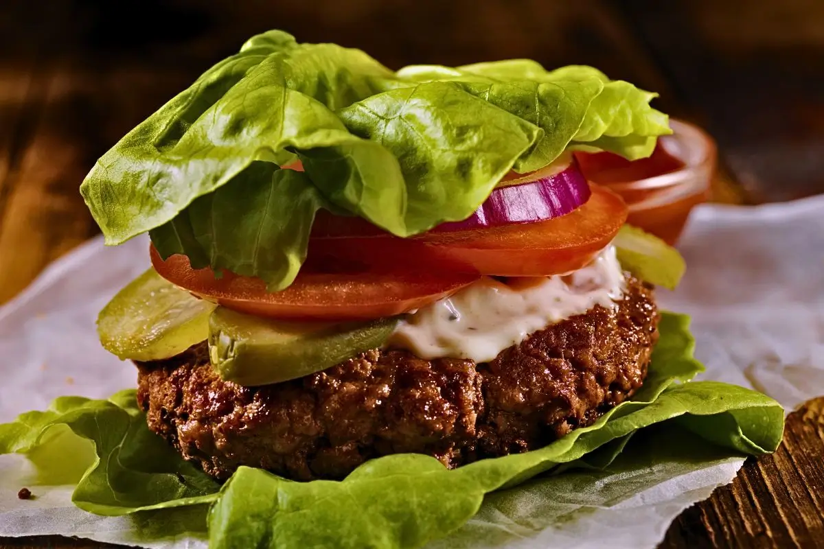 Hambúrguer com Tomate: Suculência e Frescor em Cada Mordida!