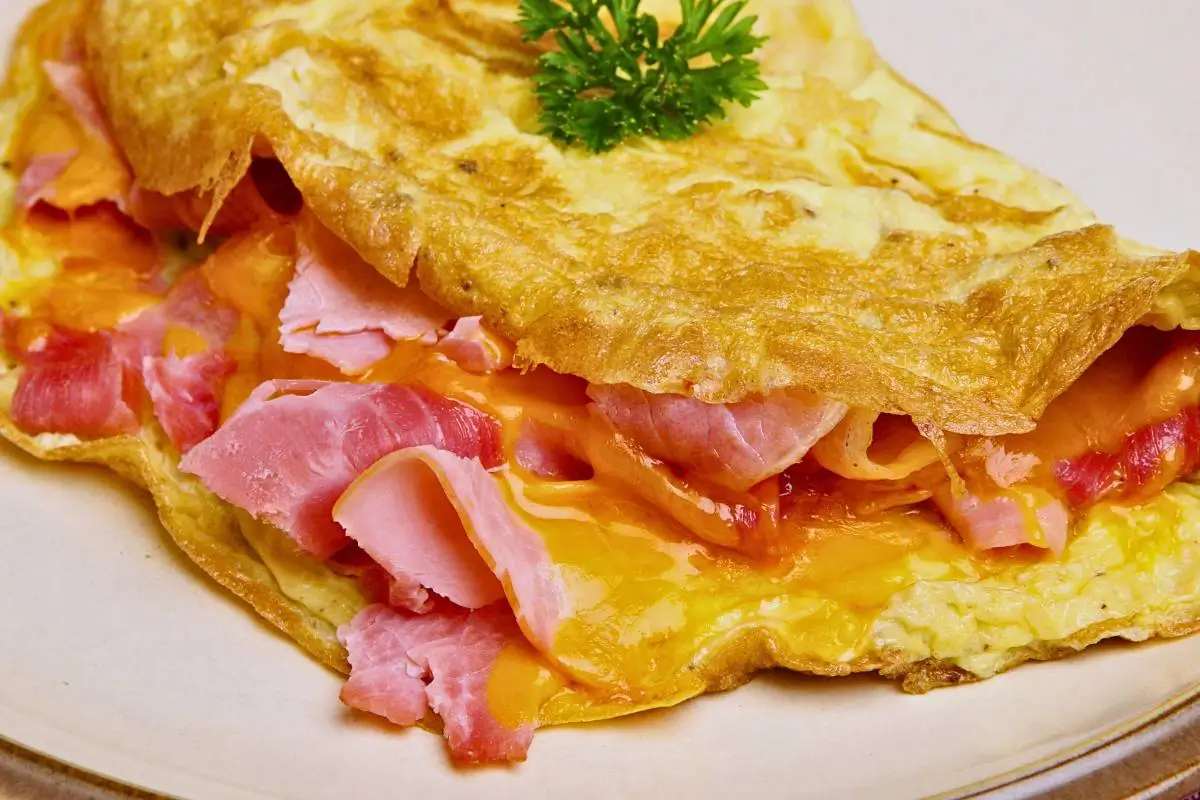 Omelete Amanteigado com Queijo, Presunto e Tomate: A Revolução no Seu Café da Manhã!