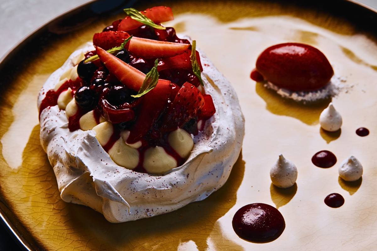 Sinfonia de Sabores: Pavlova com Frutas e Chantilly Delicioso!