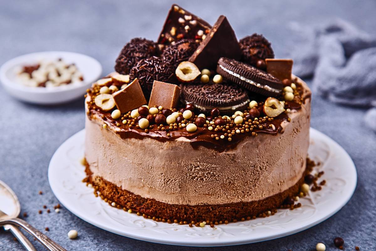 Bolo de sorvete com cobertura de chocolate