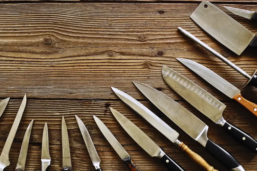 A faca é uma ferramenta versátil e muito importante para ser ter na cozinha. Porém, existem muitos tipos de faca no mercado e por isso, é muito importante saber as características e funções de cada tipo de lâmina na cozinha.