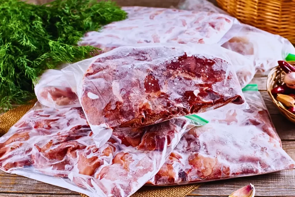 Descongelar carne pode parecer uma tarefa simples, mas requer certos cuidados para garantir a qualidade e a segurança do alimento.