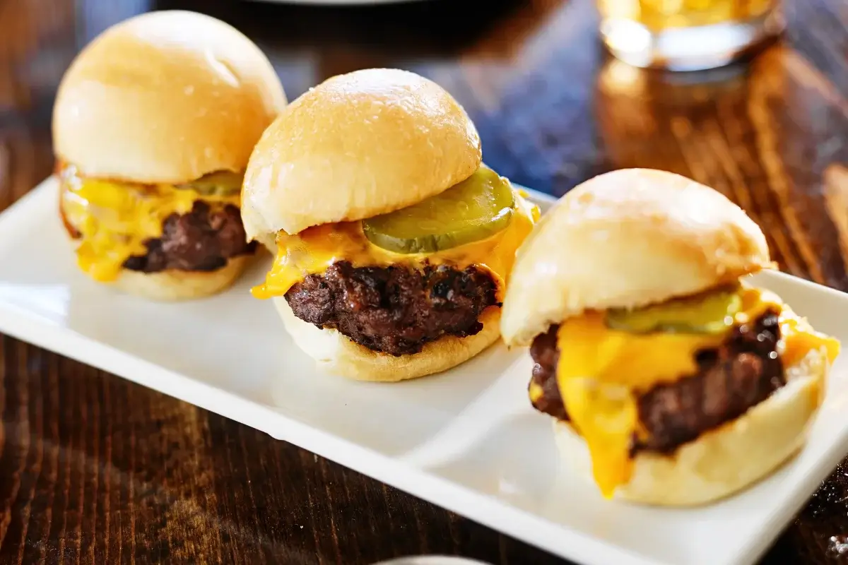 Mini Cheeseburgers Sliders: Um Clássico em Miniatura! Incríveis!